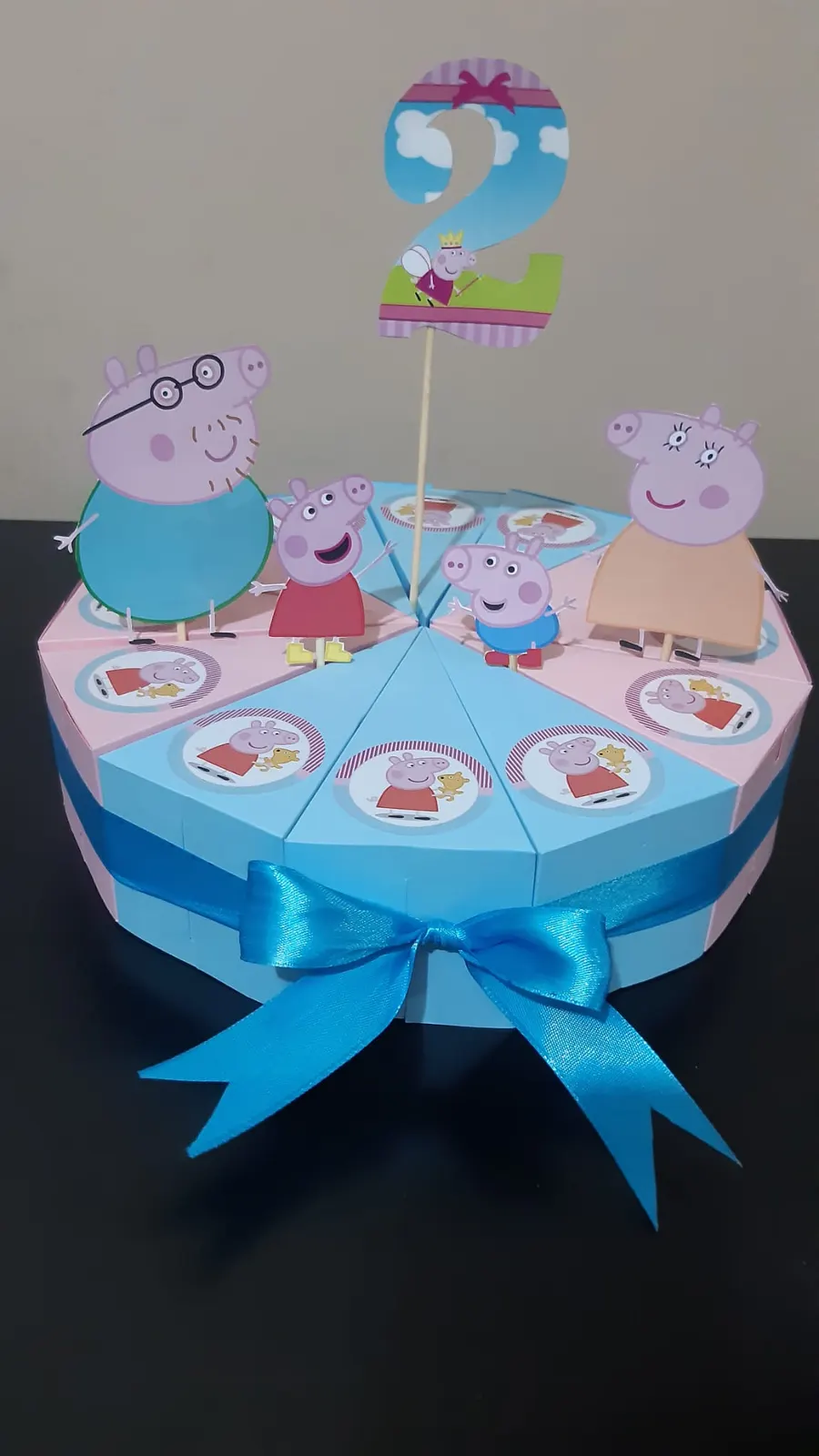 Plavo-roze torta od kartona sa figurama junaka i brojem 2